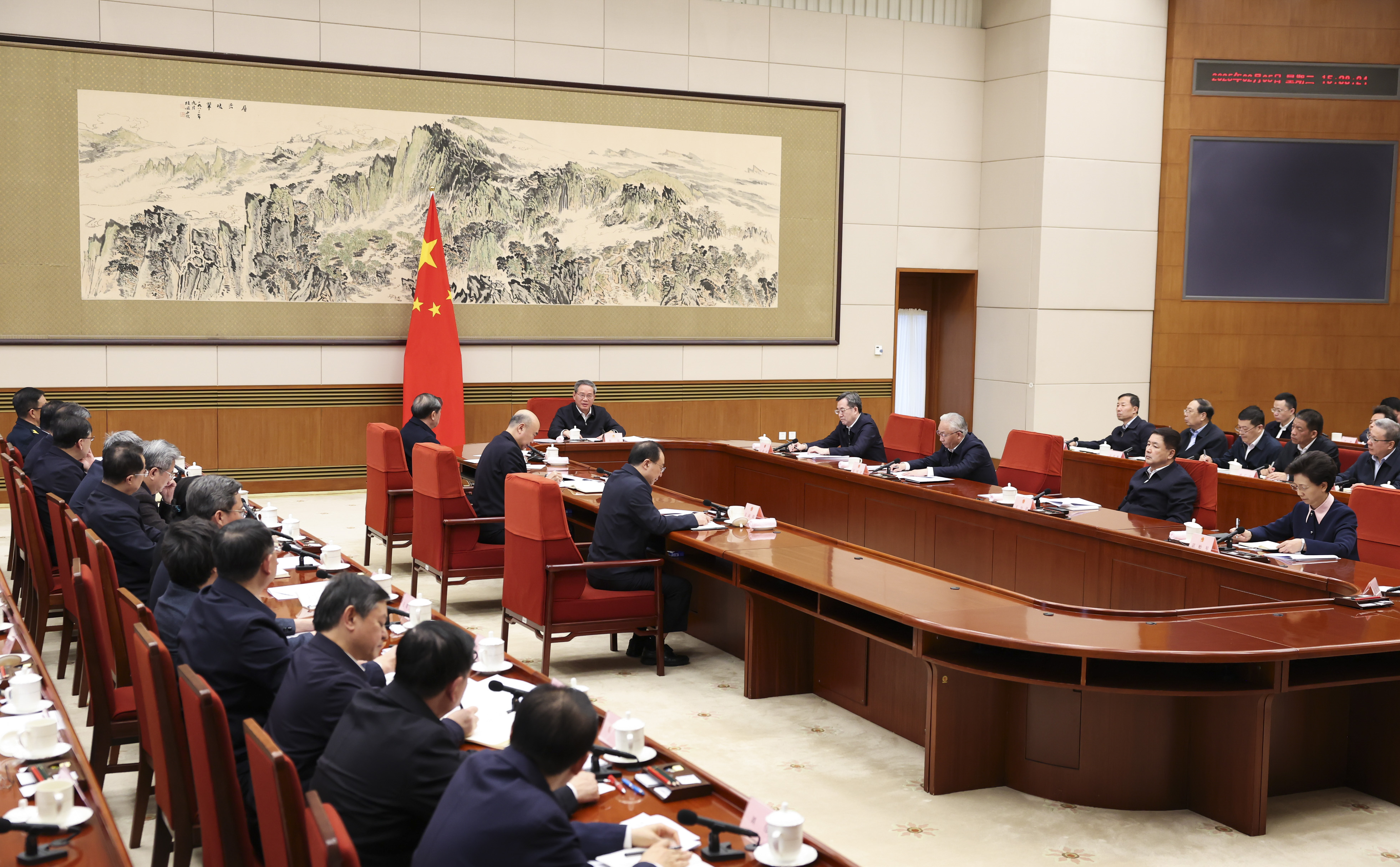李强主持召开国务院常务会议